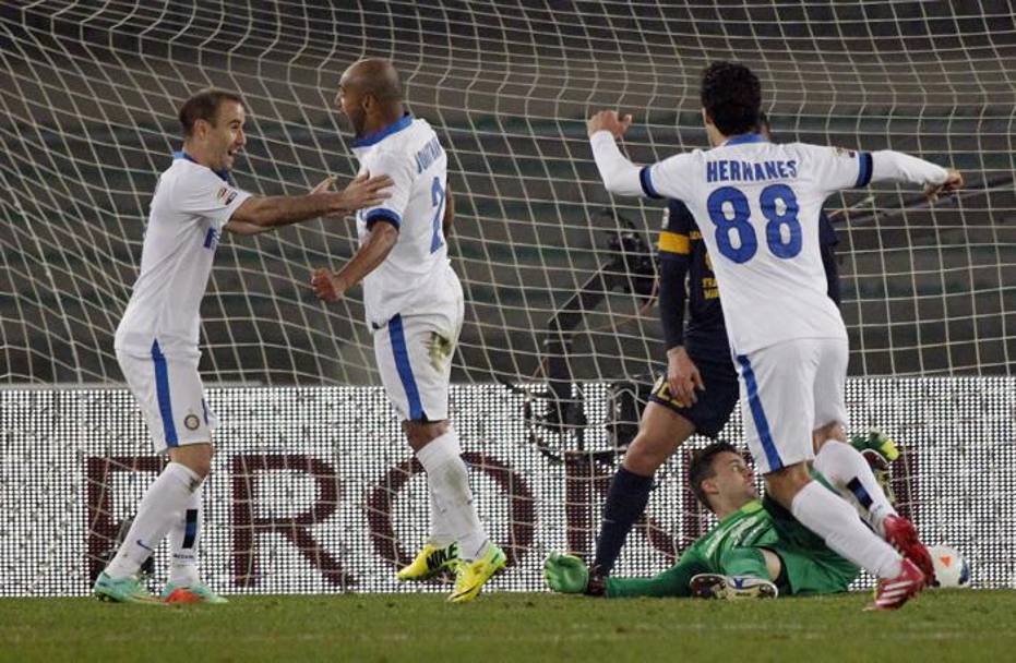 Jonathan esulta, il 2-0 al Bentegodi  servito, l&#39;Inter continua a scalare la classifica e almeno per una notte  quarta in classifica. Ap